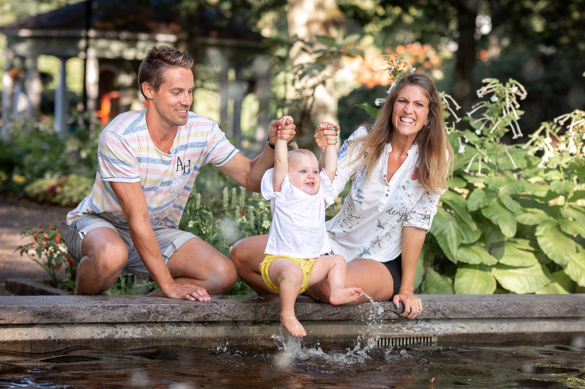 Familjefotografering i underbart väder i Ronneby Brunnspark i Blekinge